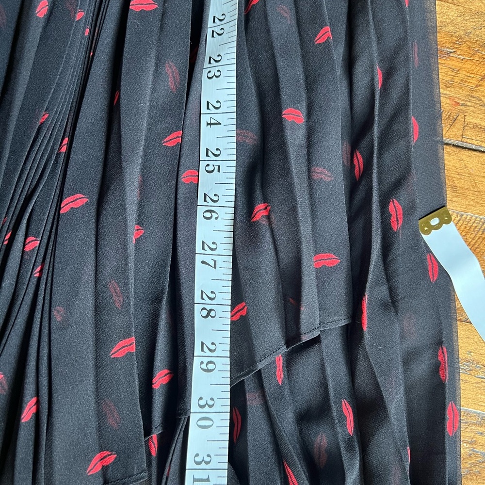 Elegant Black Maxi Skirt with Red Lip Pattern - Picture 6 of 7